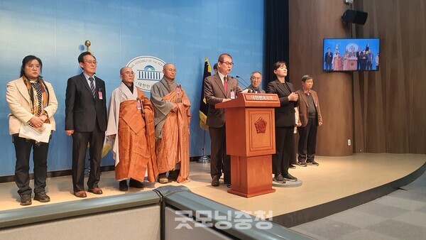 9일 오후 국민의힘 조배숙 의원의 주선으로 열린 극우 승려, 목사, 신부들의 윤석열 파면 불복 기자회견 모습.(사진=굿모닝충청 조하준 기자)