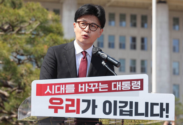 국민의힘 한동훈 전 대표가 10일 오후 국회 분수대 앞에서 출마 선언 기자회견을 하고 있다. (사진=연합뉴스)