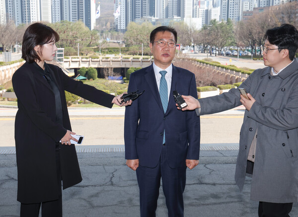 박성재 법무부 장관이 10일 헌법재판소의 탄핵 기각 결정 후 과천 법무부 청사로 출근하면서 취재진의 질문에 답하고 있다. (사진=연합뉴스)