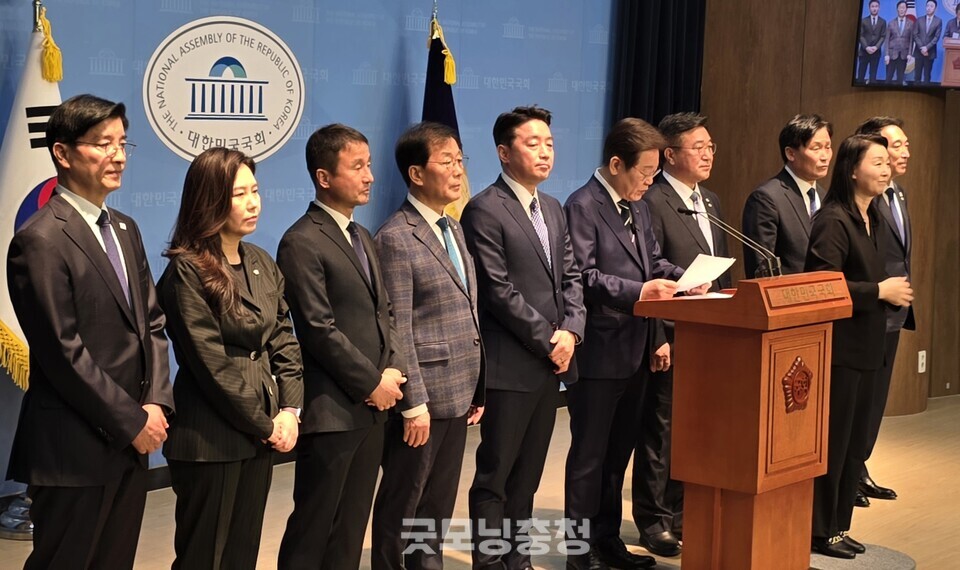 더불어민주당 이재명 대통령선거 예비후보가 11일 오전 국회 소통관에서 비전발표회를 마친후 선거 캠프 위원단을 소개하고 있다. (사진=굿모닝충청 설인호 기자)