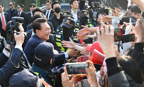 윤석열 전 대통령이 11일 오후 한남동 관저에서 퇴거 중 지자들에게 인사를 하고 있다.(사진=연합뉴스)