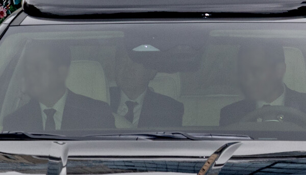 내란 우두머리 혐의를 받는 윤석열 전 대통령이 14일 첫 형사재판이 열리는 서울 서초구 서울중앙지방법원에 들어서고 있다.(사진=연합뉴스)