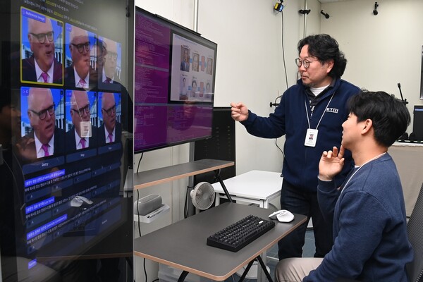 ETRI 연구진이 초실사 AI 아바타 생성 기술로 구현한 실사인물발화영상을 보며 논의하고 있다. 사진=ETRI  제공/굿모닝충청 김훈탁 기자