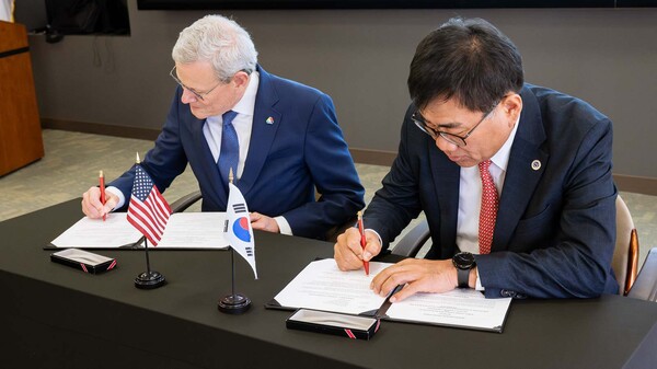 주한규 한국원자력연구원장(오른쪽)과 폴컨스 아르곤국립연구소장이 MOU를 체결하고 있다. 사진=한국원자력연구원 제공/굿모닝충청 김훈탁 기자