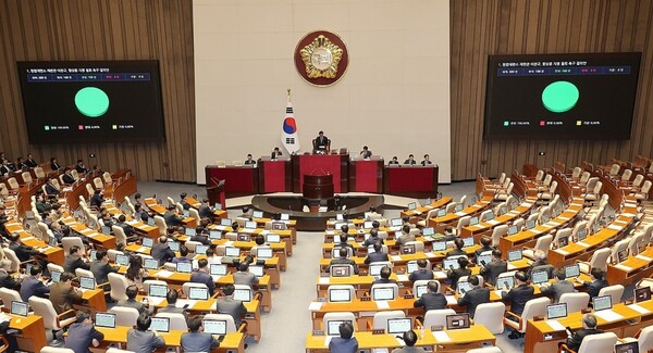 15일 국회 본회의에서 국민의힘 의원들이 집단 퇴장한 가운데 헌법재판소 재판관 이완규, 함상훈 지명 철회 촉구 결의안이 통과되고 있다. (사진=연합뉴스)