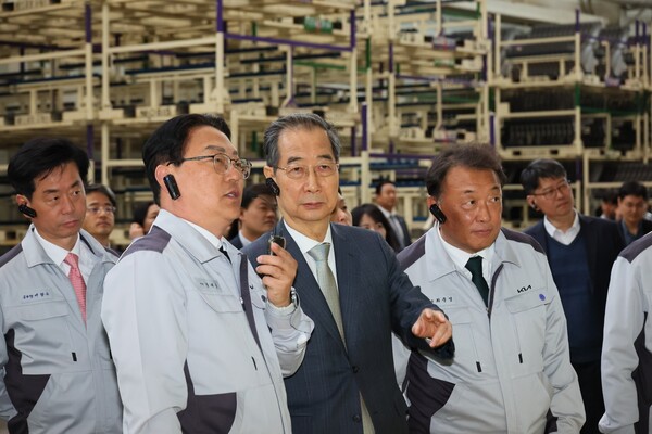한덕수 대통령 권한대행 국무총리가 15일 기아 오토랜드 광주공장을 방문하고 있다.(사진=연합뉴스)