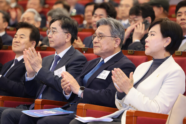 16일 국회도서관 대강당에서 열린 '성장과 통합' 출범식이 열렸다. 앞줄 왼쪽부터 더불어민주당 정동영 의원, 유종일·허민 상임 공동대표, 더불어민주당 전현희 의원. (사진=연합뉴스)