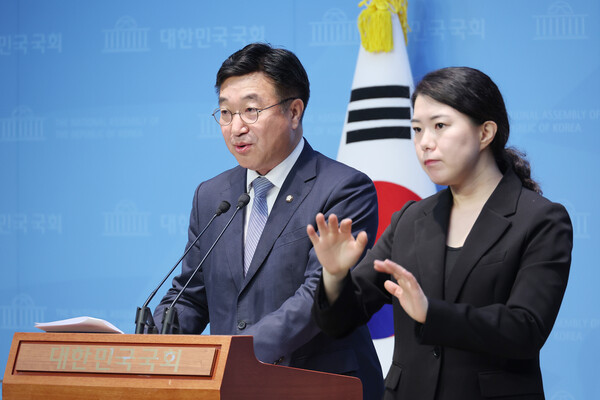 이재명 더불어민주당 대선 예비후보의 영남권 공약을 발표하고 있는 윤호중 선대위원장의 모습.(사진=연합뉴스)