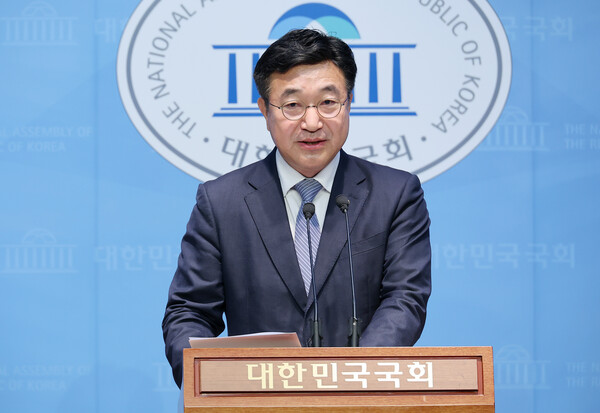 이재명 더불어민주당 대선 예비후보의 영남권 공약을 발표하고 있는 윤호중 선대위원장의 모습.(사진=연합뉴스)