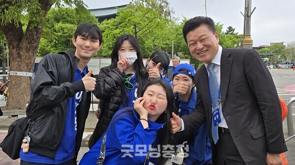 신용한 교수가 지난 19일 청주체육관에서 열린 민주당 충청지역 합동연설회에서 당원들과 기념 촬영을 하고 있다. 사진=신용한/굿모닝충청 김종혁 기자