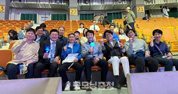 지난 19일 청주체육관에서 열린 민주당 충청지역 합동연설회에 이강일 의원을 비롯한 당원들과 함께. 사진=신용한/굿모닝충청 김종혁 기자