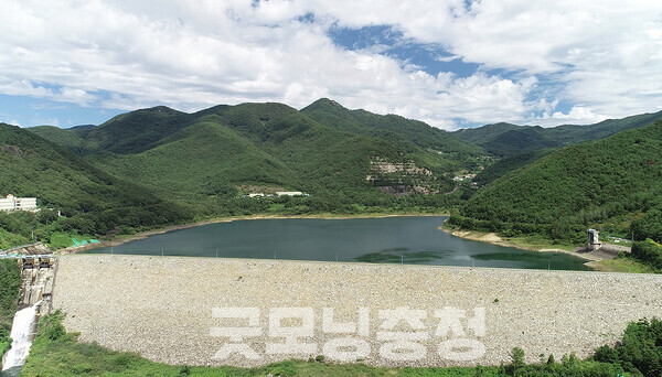 충남도와 금산군이 친환경 양수발전소 건립을 통한 새로운 성장동력 확보에 행정력을 집중하고 있다. 도는 특히 해당 사업의 예비타당성 조사(예타) 통과와 관광거점화를 대선공약에 반영하기 위해 노력하고 있다. (한국수력원자력 홈페이지 자료사진: 삼랑진양수발전소 하부댐 전경/ 굿모닝충청 김갑수 기자)