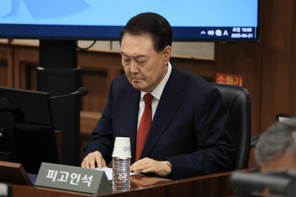 21일 서울중앙지법 형사합의25부에서 열린 내란 수괴 혐의 재판에서 피고인석에 앉아 있는 윤석열 전 대통령의 모습.(사진=연합뉴스)