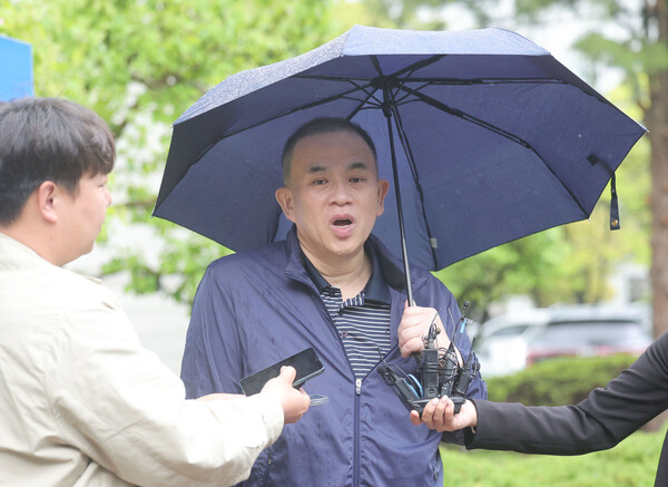 22일 창원지법 형사4부(김인택 부장판사) 심리로 열린 정치자금법 위반 4차 공판에 출석하고 있는 명태균의 모습.(사진=연합뉴스)