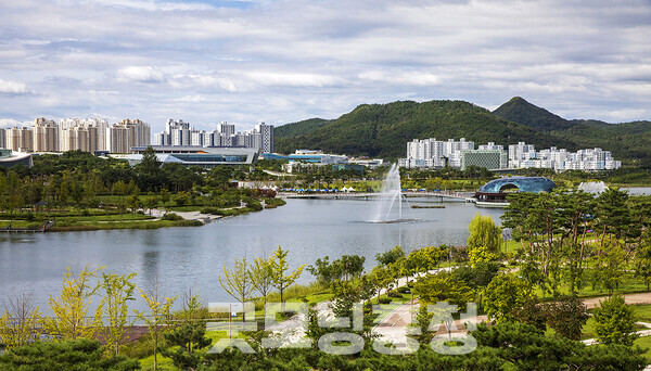 차기 정부에서는 지방자치제도의 본질을 회복하고 풀뿌리 민주주의를 통해, 시민사회의 지역사회에 대한 자치 관리 역량을 함양해야 합니다. (세종시 호수공원 자료사진: 게티이미지뱅크/ 굿모닝충청=김갑수 기자)