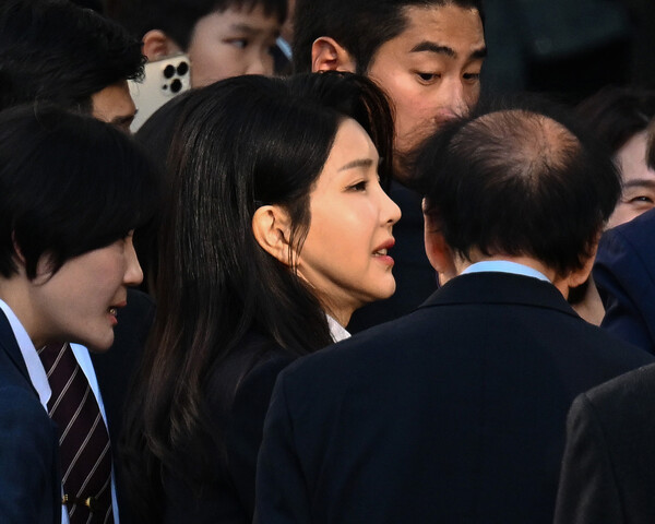 11일 서울 서초구 서초동 아크로비스타 자택으로 돌아온 윤석열 전 대통령의 부인 김건희 씨.(사진=연합뉴스)