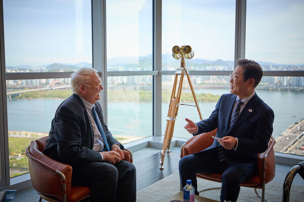 23일 오후 존 햄리 미국 전략국제문제연구소장과 면담하고 있는 이재명 더불어민주당 대선 예비후보의 모습.(사진=이재명 후보 캠프)