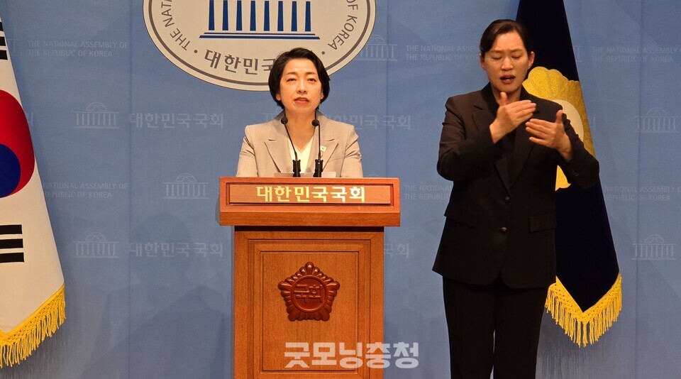 더불어민주당 황정아 대변인이 24일 국회 소통관에서 브리핑을 하고 있다. (사진=굿모닝충청 설인호 기자)