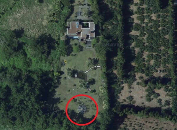 오세훈 서울시장의 후원자인 김한정 회장의 제주 서귀포시 별장 위성 지도 사진. 명태균·최용휘·김영선·김한정·김태열 등이 2021년 4월 24일 저녁 맥주를 마시며 회동을 한 외부 테라스 시설이 확인된다. 2025.4.23. 네이버 위성 지도 갈무리