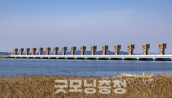국토의 관리는 기후변화에 대응하면서 생산능력과 생태계 서비스를 높이는 방향으로 진행되어야 합니다. (게티이미지뱅크 금강하굿둑 자료사진/ 굿모닝충청=김갑수 기자)