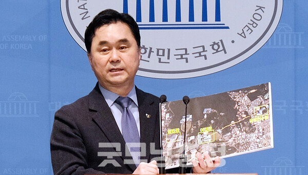 무소속 김종민 국회의원(세종갑)은 25일 "대통령과 국회의원이 이제 세종으로 내려와서 공무원들과 함께 국정을 얘기하든가, 이게 정 안 될 것 같다고 하면 국민에게 솔직히 얘기하고 3만 명의 공무원을 다시 서울로 데려가든가 양당 간에 지금 결론을 내려야 한다"고 말했다. (김종민 의원 페이스북 자료사진/ 굿모닝충청=김갑수 기자)