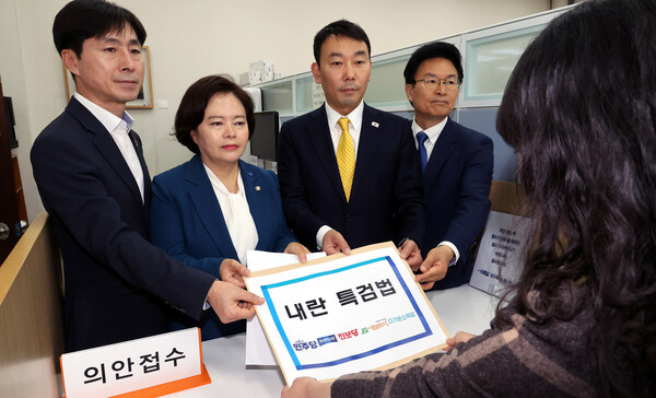 야5당이 25일 오후 윤석열 내란 특검법을 발의했다. 왼쪽부터 사회민주당 한창민 대표, 조국혁신당 정춘생 의원, 더불어민주당 김용민 수석부대표, 더불어민주당 정진욱 의원이 국회 의안과에 내란 특검법을 제출하고 있다. (사진=연합뉴스)