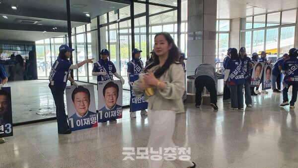 각 대선 후보 응원 운동을 펼치는 서포터즈들의 모습.(사진=굿모닝충청 조하준 기자)