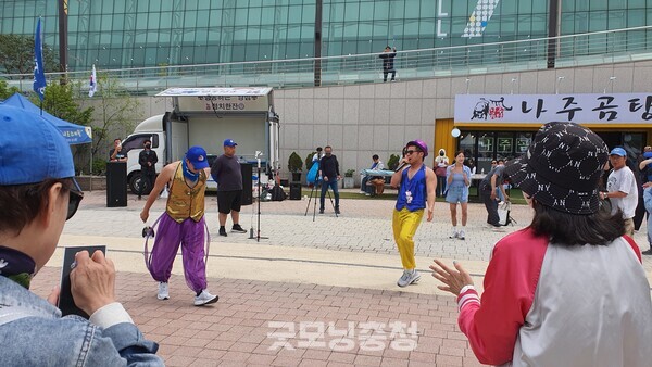 대선 경선 현장 바깥에서 신나게 공연을 펼치고 있는 유튜버 정치한잔의 모습.(사진=굿모닝충청 조하준 기자)