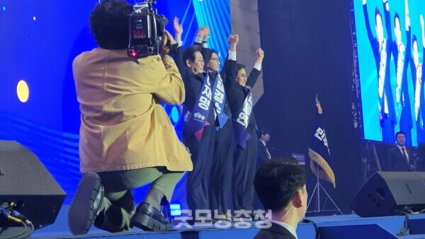 27일 오후 3시 경기도 고양시 일산서구 킨텍스에서 열린 더불어민주당 마지막 경선에서 손을 맞잡고 인사를 하고 있는 이재명, 김경수, 김동연 예비후보의 모습.(사진=굿모닝충청 조하준 기자)