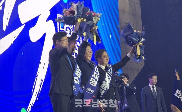 27일 오후 3시 경기도 고양시 일산서구 킨텍스에서 열린 더불어민주당 대선 후보 경선에서 최종 후보로 결정된 후 김경수, 김동연 예비후보와 손을 맞잡고 인사하는 이재명 후보의 모습.(사진=굿모닝충청 설인호 기자)