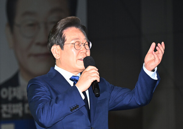 더불어민주당 이재명 대선 후보가 지난 27일 경기 고양시 킨텍스에서 열린 최종 후보자 선출 대회에서 수락 연설을 하고 있다. (사진=연합뉴스)