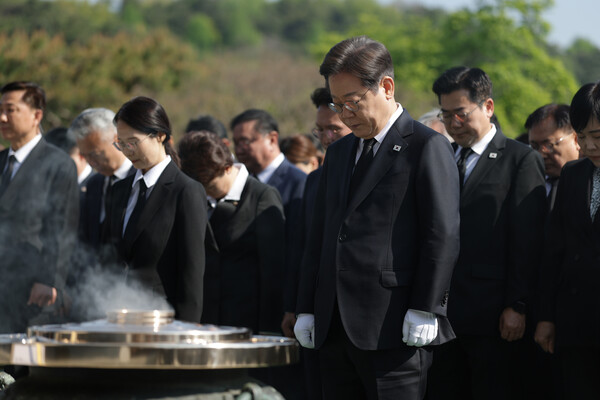 더불어민주당 이재명 대선 후보가 28일 동작구 국립서울현충원 현충탑에서 분향 후 묵념하고 있다.(사진=연합뉴스)
