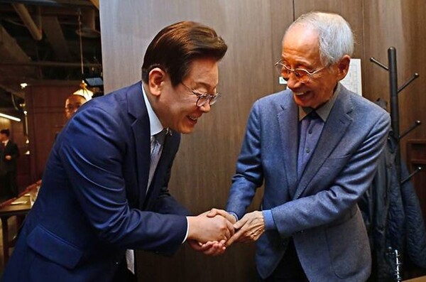 이재명 더불어민주당 대표가 지난해 10월 30일 여의도 한 식당에서 윤여준 전 환경부 장관과 오찬 회동을 하고 있다. (사진=연합뉴스)