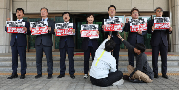 28일 오전 10시 대검찰청을 항의방문해 기자회견을 열고 있는 더불어민주당 명태균게이트 진상조사단 소속 의원들의 모습.(사진=연합뉴스)