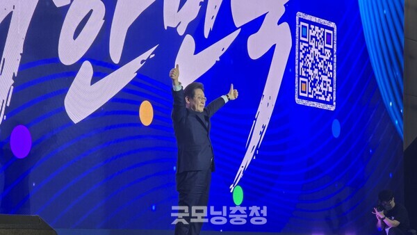 지난 27일 경기도 고양시 일산서구 킨텍스에서 열린 더불어민주당 대선 후보 경선에서 최종 후보로 결정된 후 당원들의 열렬한 환호를 받고 있는 이재명 후보. 사진=굿모닝충청 설인호 기자