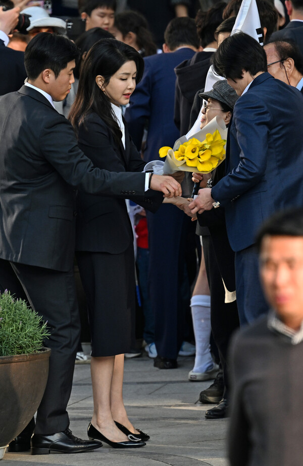 11일 서울 서초구 서초동 아크로비스타 자택으로 복귀한 후 지지자들로부터 꽃다발을 받고 있는 윤석열 전 대통령 부인 김건희 씨의 모습.(사진=연합뉴스)