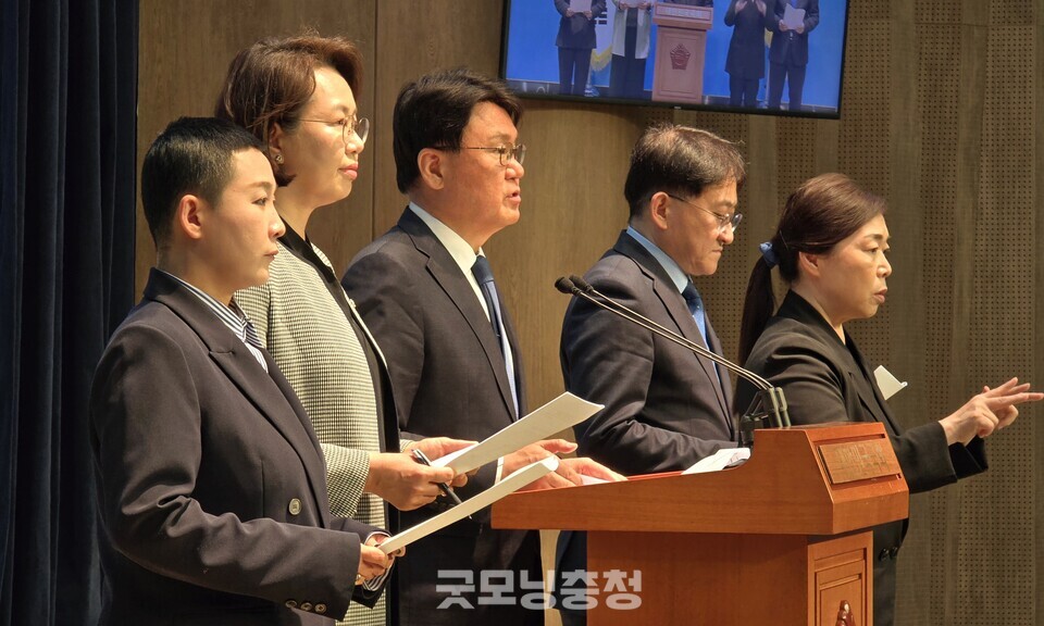 조국혁신당이 29일 국회 소통관에서 '행정수도건설을 위한 특별법' 발의 기자회견을 하고 있다. 왼쪽부터 김재원의원,  백선희 의원, 황운하 원내대표, 차규근 의원. (사진=굿모닝충청 설인호 기자) 