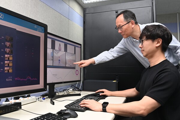 전자통신연 연구진이 '사회적 상호작용 인식 AI 기술'을 활용하여 자폐스펙트럼장애 선별을 위한 영상을 분석하고 있다. 사진=ETRI 제공/굿모닝충청 김훈탁 기자