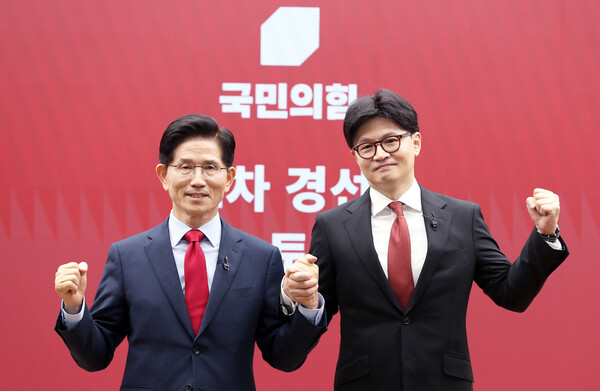 29일 오후 2시 열린 국민의힘 2차 경선을 통과한 김문수, 한동훈 두 예비후보.(사진=연합뉴스)