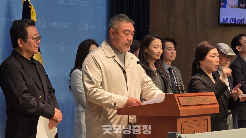 문화예술인 123명이 29일 국회 소통관에서 기자회견을 열고 더불어민주당 이재명 후보 지지를 선언했다. 배우 이원종 씨가 회견문을 낭독하고 있다. (사진=굿모닝충청 설인호 기자)