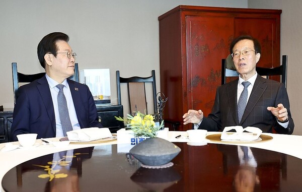 지난해 11월 28일 더불어민주당 이재명 대선 후보(당시 대표)가 여의도 한 식당에서 이석연 전 법제처장과 오찬 회동을 하고 있다. (사진=연합뉴스)