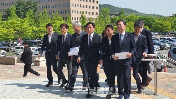 30일 오전 10시 정부과천청사에서 문재인 전 대통령을 '뇌물죄' 혐의로 기소한 검사들을 고발하기 위해 이동 중인 더불어민주당 전정권정치탄압대책위원회 위원들과 문재인 전 대통령 변호인단의 모습.(사진=굿모닝충청 조하준 기자)