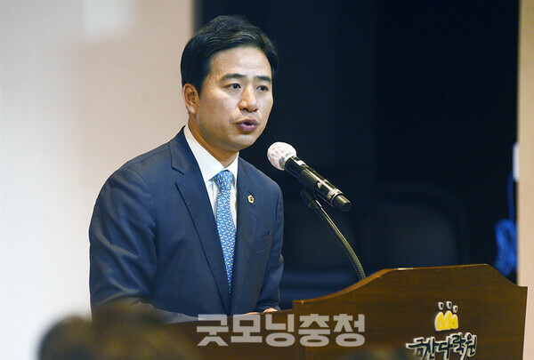 개회사에서 신 의원은 "대선 정국 속에서 모든 후보들이 메가시티와 광역지자체를 얘기하고 있다"며 "우려스러운 부분을 불식시키고 어떻게 통합해 갈까에 관한 논의를 지속해보자는 의미으로 첫 걸음을 금산에서 시작한다"고 운을 뗐다. (사진: 굿모닝충청=채원상 기자)