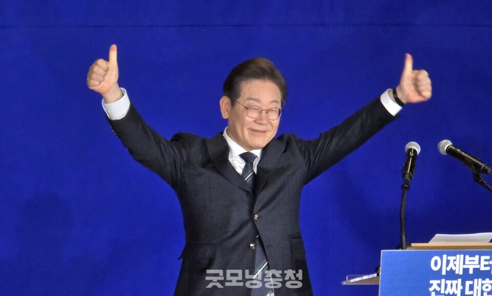 더불어민주당은 30일 오후 국회의원회관에서 '이제부터 진짜 대한민국 선거대책위원회' 출범식을 열었다. 이재명 대선 후보가 손을 들고 의원들의 환호에 답하고 있다. (사진=굿모닝충청 설인호 기자)