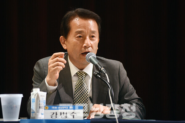 강병수 충남대 명예교수는 “대전과 충남이 분리된 지 약 30년이 지났다. 그동안 정체성이 각기 다른 방향으로 형성돼 왔다”며 “이를 다시 회복하기 위해서는 상당한 시간과 정치적·사회적 비용이 발생할 것”이라고 전망했다.