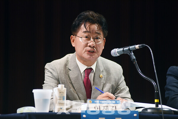 대전시의회 행정통합 특별위원회 이재경 위원장(국민·서구3)은 “단순히 행정구역을 하나로 합치는 문제가 아닌 대한민국 균형발전의 모델을 새로 제시하려는 시도이자 충청권 미래비전 그 자체”라고 강조했다.