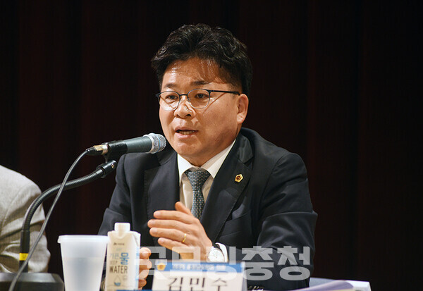 충남도의회 보건복지환경위원회 김민수 위원장(민주·비례)은 “행정통합에 찬성한다”고 전제한 뒤 “대구·경북의 행정통합 추진 과정에 특례를 249개 담았다. 반면 대전·충남은 255개에 달한다”고 운을 뗐다.