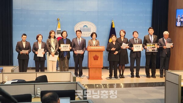 1일 오후 1시 30분 국회 소통관에서 기자회견을 열고 한덕수 국무총리의 기부행위 제한 위반 의혹 고발 기자회견을 열고 있는 조국혁신당 의원들의 모습.(사진=굿모닝충청 조하준 기자)