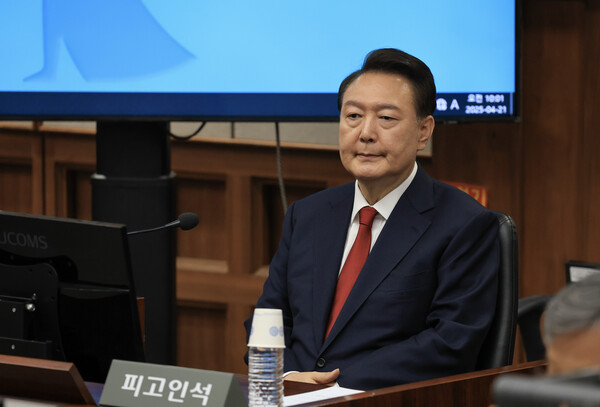 윤석열 전 대통령이 21일 서울 서초구 서울중앙지법에서 열린 내란 우두머리 혐의 형사재판 2차 공판에 출석해 있다.(사진=연합뉴스)