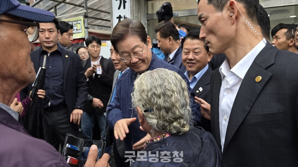 더불어민주당 이재명 후보는 1일 경기 접경지역인 포천과 연천을 연달아 찾아 민심을 청취했다. 이 후보는 시민들과 악수를 하고나 기념촬영을 하는 등 '스킨십'에 적극적으로 나서는 모습을 보였다. (사진=굿모닝충청 설인호 기자)